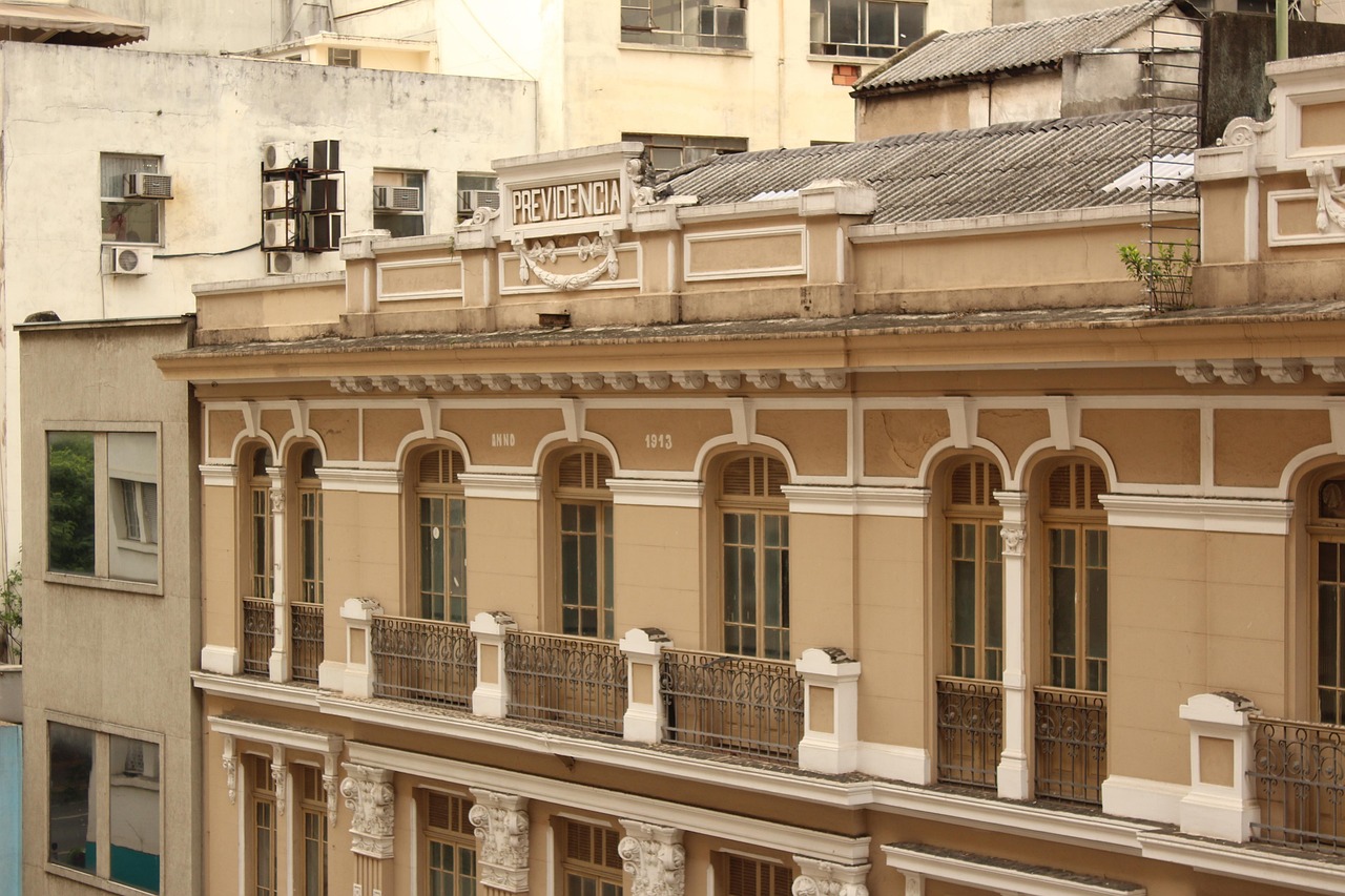 爱需要用短信来传递，感情需要用短信来留存